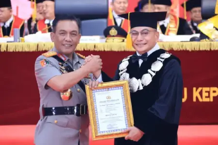 STIK Wisuda 289 Lulusan S1, S2, dan Doktor Ilmu Kepolisian, Siapkan Pemimpin Polri Masa Depan STIK Lemdiklat Polri mewisuda 289 lulusan S1, S2, dan doktor ilmu kepolisian sebagai bagian penguatan SDM dan reformasi Polri.