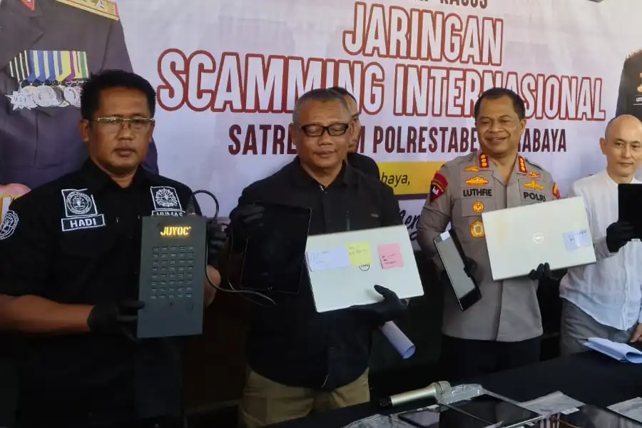 Polrestabes Surabaya menetapkan 45 tersangka kasus kejahatan siber internasional dengan target warga Jepang dan China, serta mengungkap ribuan data calon korban.