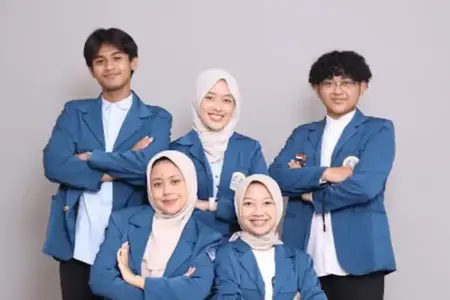 Mahasiswa UNAIR Kembangkan Pembalut Luka Alami Berbasis Teh Hijau, Berpotensi Cegah Infeksi Mahasiswa UNAIR mengembangkan pembalut luka alami berbasis pektin, maizena, dan teh hijau untuk membantu mencegah infeksi.