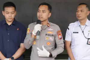 Polres Malang mengungkap penipuan berkedok program UMKM Pemprov Jatim. Dua tersangka diduga menghimpun dana warga lewat koperasi fiktif.