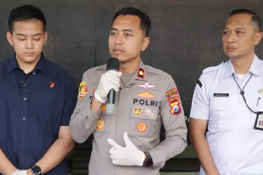 Polres Malang mengungkap penipuan berkedok program UMKM Pemprov Jatim. Dua tersangka diduga menghimpun dana warga lewat koperasi fiktif.