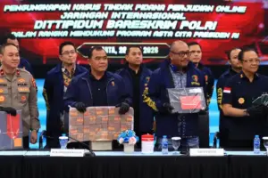 Polri Tangkap Buronan Interpol Beijing Terkait Online Scam, Perkuat Komitmen Berantas Kejahatan Transnasional Polri menangkap buronan Interpol Beijing terkait jaringan online scam internasional sebagai wujud penguatan kerja sama penegakan hukum lintas negara.