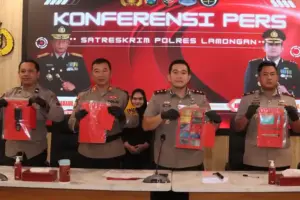 Polres Lamongan Bongkar Jaringan Ganjal ATM Lintas Daerah, Lima Residivis dari Banten dan Lampung Ditangkap Polres Lamongan mengungkap jaringan ganjal ATM lintas daerah. Lima tersangka residivis ditangkap bersama alat kejahatan dan mobil berpelat palsu.