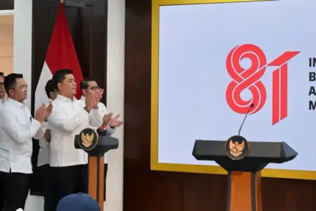 Pemerintah Luncurkan Logo Resmi HUT Ke-81 RI, Karya Desainer Asal Padang Jadi Identitas Kemerdekaan 2026 Pemerintah meluncurkan logo resmi HUT ke-81 RI karya Fajar Novario asal Padang bertema Indonesia Berdaulat, Adil, dan Makmur.