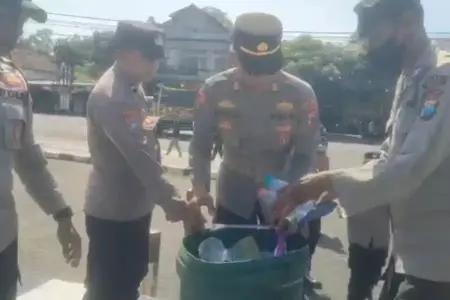 Usai Pengamanan, Personel Polres Blitar Turun Bersihkan Sampah di Alun-Alun Kanigoro Personel Polres Blitar membersihkan sampah usai mengamankan aksi Sobat MBG di Alun-Alun Kanigoro sebagai wujud kepedulian lingkungan.