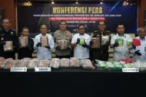 Polda Jatim Ungkap 3.157 Kasus Narkoba Semester I 2026, Selamatkan 2,79 Juta Jiwa dari Ancaman Narkotika Polda Jatim mengungkap 3.157 kasus narkoba sepanjang semester I 2026 dengan 4.061 tersangka dan menyelamatkan 2,79 juta jiwa dari bahaya narkotika.