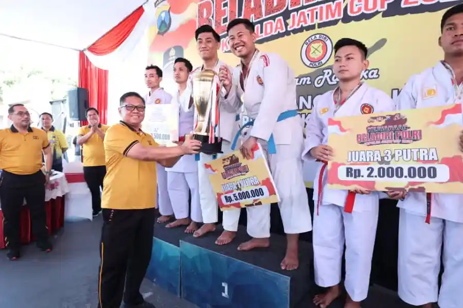 Polres Kediri Borong Gelar Juara Kejuaraan Beladiri Polri Piala Kapolda Jatim 2026 Hari Bhayangkara ke-80 Polres Kediri sukses meraih gelar juara putra dan putri pada Kejuaraan Beladiri Polri Piala Kapolda Jatim 2026 dalam rangka Hari Bhayangkara ke-80.