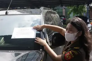 DJP Jatim Sita 230 Aset Penunggak Pajak Senilai Rp24,9 Miliar, Tunggakan Capai Rp621,2 Miliar DJP Jawa Timur menyita 230 aset milik 158 penunggak pajak dengan nilai Rp24,9 miliar dalam Pekan Sita Serentak untuk mengamankan penerimaan negara.