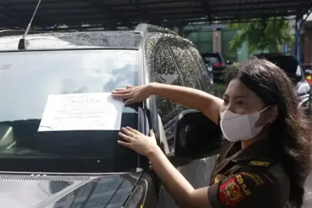 DJP Jatim Sita 230 Aset Penunggak Pajak Senilai Rp24,9 Miliar, Tunggakan Capai Rp621,2 Miliar DJP Jawa Timur menyita 230 aset milik 158 penunggak pajak dengan nilai Rp24,9 miliar dalam Pekan Sita Serentak untuk mengamankan penerimaan negara.