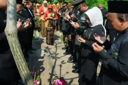 Jelang HUT ke-108 Kota Mojokerto, Pemkot Ziarah ke Makam Mantan Wali Kota dan Wakil Wali Kota Pemkot Mojokerto menggelar ziarah ke makam para mantan wali kota dan wakil wali kota menjelang peringatan HUT ke-108 Kota Mojokerto.