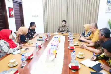Emil Dardak Dorong Inkubator Bisnis PMI Bangun Kemandirian Ekonomi dan Ketahanan Keluarga Pekerja Migran Emil Dardak mendukung inkubator bisnis PMI untuk membangun wirausaha, memperkuat ekonomi keluarga, dan menyiapkan pekerja migran pasca bekerja.