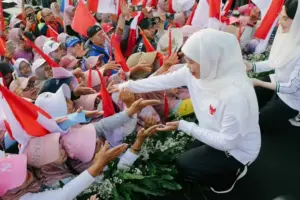 Gubernur Khofifah Ajak Puluhan Ribu Warga Maknai 1 Muharram 1448 H sebagai Momentum Hijrah dan Hidup Sehat Gubernur Khofifah mengajak puluhan ribu warga memaknai 1 Muharram 1448 H sebagai momentum hijrah menuju hidup sehat, produktif, dan berkualitas.