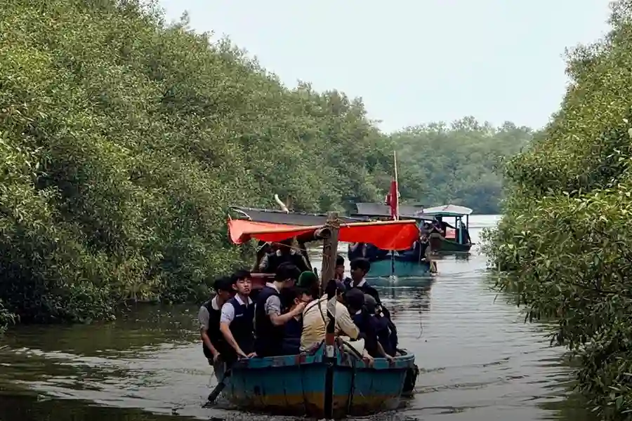 BRIDA Surabaya mengembangkan teknologi pirolisis untuk mengubah sampah plastik mangrove menjadi bahan bakar bagi nelayan sekaligus mengurangi pencemaran.