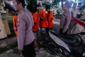Polisi mengungkap sindikat pencurian 16 unit outdoor AC di Kenjeran Park Surabaya. Empat pelaku ditangkap, kerugian mencapai Rp56 juta.