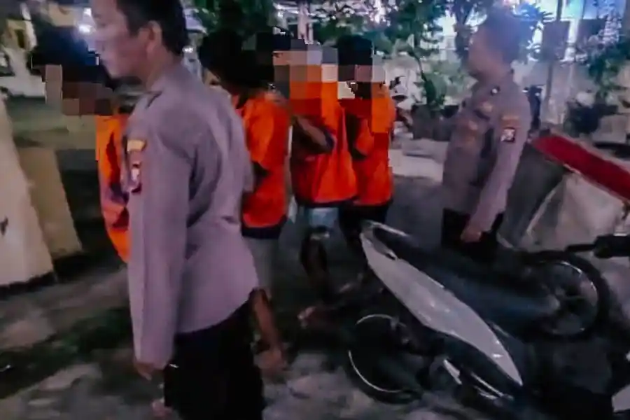 Polisi mengungkap sindikat pencurian 16 unit outdoor AC di Kenjeran Park Surabaya. Empat pelaku ditangkap, kerugian mencapai Rp56 juta.