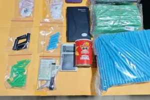 Polres Ngawi Bongkar Jaringan Sabu di Madiun, Pengedar Ditangkap dengan Puluhan Paket Siap Edar Barang bukti yang berhasil diamankan Polres Ngawi saat membongkar jaringan sabu di Madiun