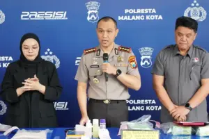 Polresta Malang Kota Gagalkan Peredaran 3,2 Kg Sabu dan 2.480 Butir Ekstasi, Dua Kurir Ditangkap Polresta Malang Kota mengungkap jaringan narkotika lintas provinsi dengan menyita 3,2 kg sabu dan 2.480 butir ekstasi serta menangkap dua kurir.