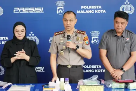 Polresta Malang Kota Gagalkan Peredaran 3,2 Kg Sabu dan 2.480 Butir Ekstasi, Dua Kurir Ditangkap Polresta Malang Kota mengungkap jaringan narkotika lintas provinsi dengan menyita 3,2 kg sabu dan 2.480 butir ekstasi serta menangkap dua kurir.