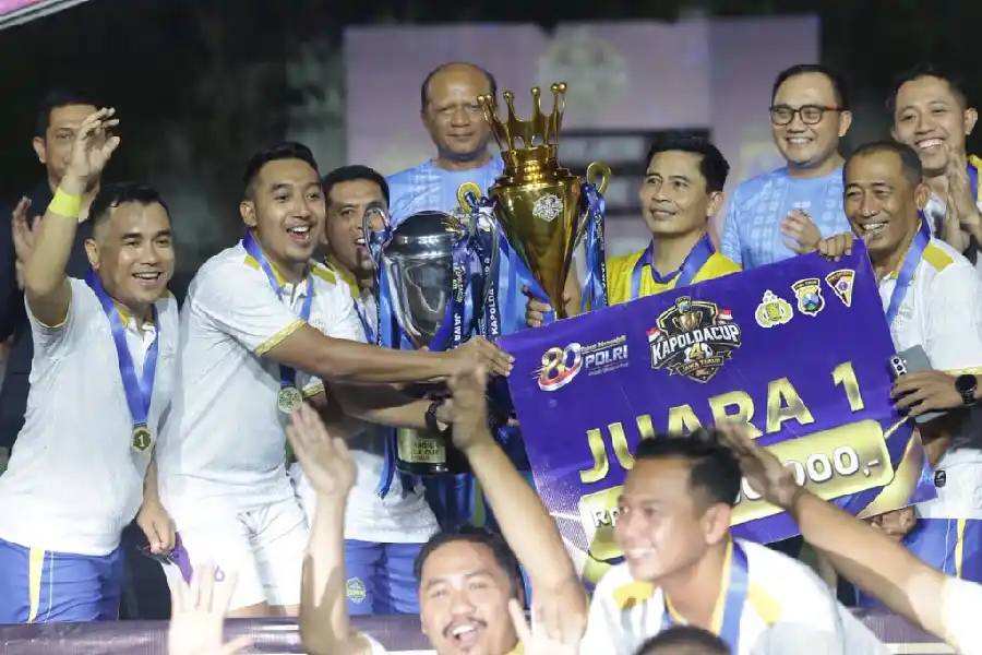 Tim Gabsat Polda Jatim Juara Kapolda Jatim Cup 4 Usai Taklukkan Polres Malang 3-0 di Partai Final Tim Gabsat Polda Jatim menjadi juara Kapolda Jatim Cup 4 setelah mengalahkan Polres Malang 3-0. Turnamen memperkuat soliditas dan sportivitas personel.