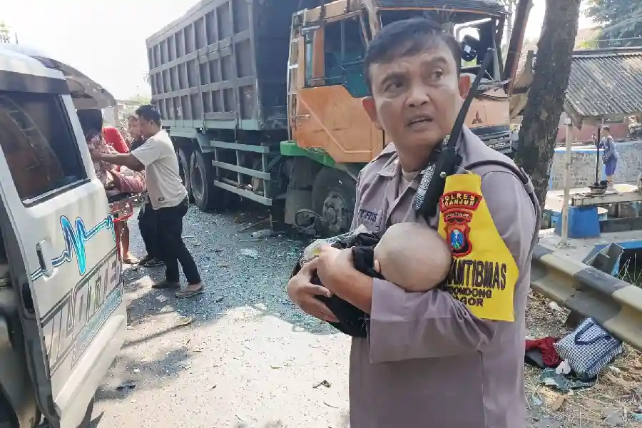 Aksi heroik Bhabinkamtibmas Polsek Bagor menyelamatkan bayi korban kecelakaan Bus Sugeng Rahayu di Nganjuk viral dan menuai apresiasi masyarakat.