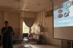 Dosen FTMM UNAIR menjadi pembicara kuliah tamu di Bayero University Kano, Nigeria, membahas nanokimia komputasi dan peluang kolaborasi riset.