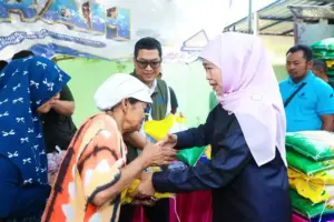 Gubernur Khofifah menggelar Pasar Murah ke-81 di Pasuruan untuk menjaga inflasi, memperkuat daya beli, membantu warga rentan, dan mendukung UMKM.