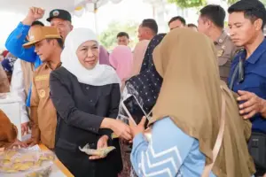 Pasar Murah Bangkalan Diserbu Warga, Khofifah Perkuat Stabilitas Harga Pangan dan Dukung Daya Beli Masyarakat Pasar murah di Bangkalan diserbu warga. Gubernur Khofifah memastikan stabilitas harga pangan, menjaga daya beli masyarakat, dan mendukung UMKM.