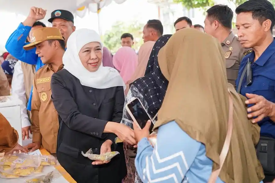 Pasar Murah Bangkalan Diserbu Warga, Khofifah Perkuat Stabilitas Harga Pangan dan Dukung Daya Beli Masyarakat Pasar murah di Bangkalan diserbu warga. Gubernur Khofifah memastikan stabilitas harga pangan, menjaga daya beli masyarakat, dan mendukung UMKM.