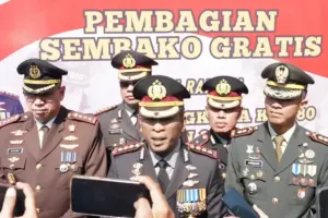 Polresta Sidoarjo bersama Forkopimda menyalurkan 3 ton beras kepada warga dan pengemudi ojol dalam peringatan Hari Bhayangkara ke-80.