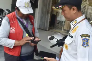 Pemkot Surabaya memperketat pengawasan parkir tempat usaha agar seluruh lokasi berizin, tarif transparan, dan memberikan perlindungan bagi masyarakat.