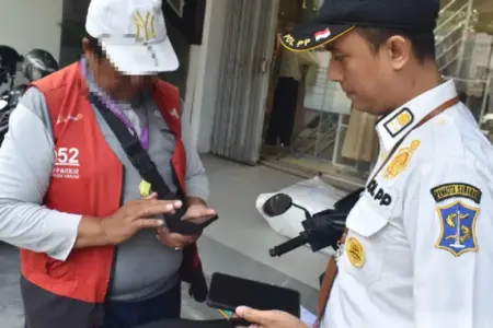 Pemkot Surabaya Perketat Pengawasan Parkir Tempat Usaha, Bapenda Pastikan Tarif Transparan dan Berizin Pemkot Surabaya memperketat pengawasan parkir tempat usaha agar seluruh lokasi berizin, tarif transparan, dan memberikan perlindungan bagi masyarakat.