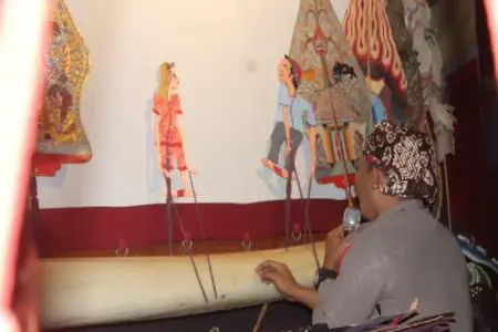 Wayang Cangkrukan Polres Kediri Kota Jadi Media Edukasi Kamtibmas, Perkuat Kebersamaan dan Kepedulian Warga Polres Kediri Kota menggelar Wayang Cangkrukan sebagai media edukasi kamtibmas berbasis seni budaya untuk memperkuat kebersamaan dan kepedulian warga.