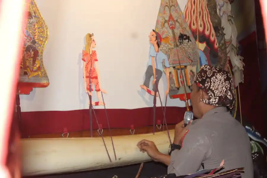Wayang Cangkrukan Polres Kediri Kota Jadi Media Edukasi Kamtibmas, Perkuat Kebersamaan dan Kepedulian Warga Polres Kediri Kota menggelar Wayang Cangkrukan sebagai media edukasi kamtibmas berbasis seni budaya untuk memperkuat kebersamaan dan kepedulian warga.