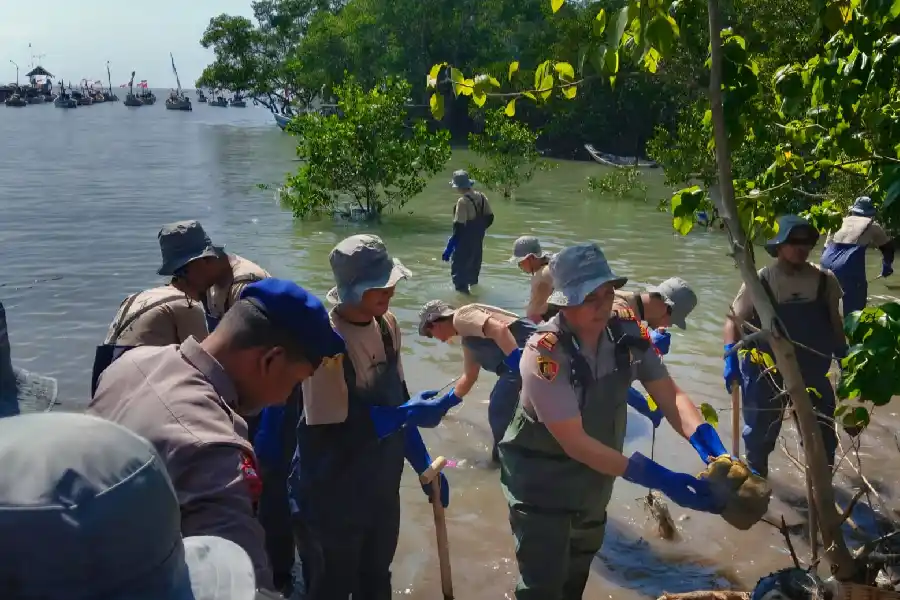 Polres Gresik bersama masyarakat dan lintas sektor menggelar aksi bersih pantai di Bungah untuk mendukung gerakan Indonesia ASRI dan menjaga ekosistem laut.
