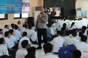 Polresta Sidoarjo Edukasi Siswa Baru SMKN 1 Sidoarjo agar Disiplin, Taat Hukum, dan Peduli Kamtibmas Polresta Sidoarjo memberikan penyuluhan kepada siswa baru SMKN 1 Sidoarjo untuk membentuk karakter disiplin, taat hukum, dan peduli kamtibmas.