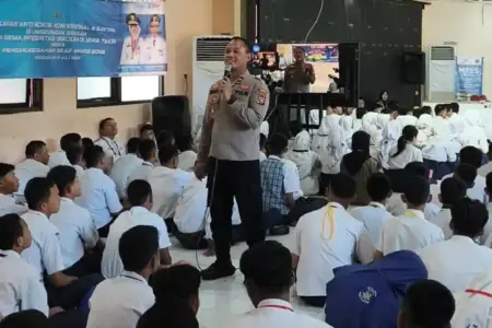 Polresta Sidoarjo Edukasi Siswa Baru SMKN 1 Sidoarjo agar Disiplin, Taat Hukum, dan Peduli Kamtibmas Polresta Sidoarjo memberikan penyuluhan kepada siswa baru SMKN 1 Sidoarjo untuk membentuk karakter disiplin, taat hukum, dan peduli kamtibmas.