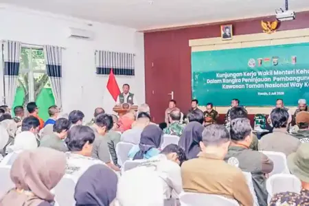 Wamen Kehutanan Perkuat Mitigasi Konflik Manusia dan Gajah Sumatera di Way Kambas, Libatkan Semua Pemangku Kepentingan Wamen Kehutanan memperkuat mitigasi konflik manusia dan Gajah Sumatera di Way Kambas untuk melindungi warga sekaligus menjaga kelestarian satwa.