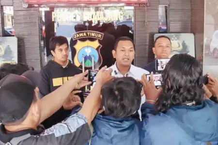 Polisi Tangkap Pacar Korban Kurang dari 24 Jam usai Penemuan Jasad Gadis Muda di Lumajang Polisi menangkap pacar korban kurang dari 24 jam setelah penemuan jasad gadis muda di Lumajang. Motif diduga dipicu pertengkaran setelah cekcok.