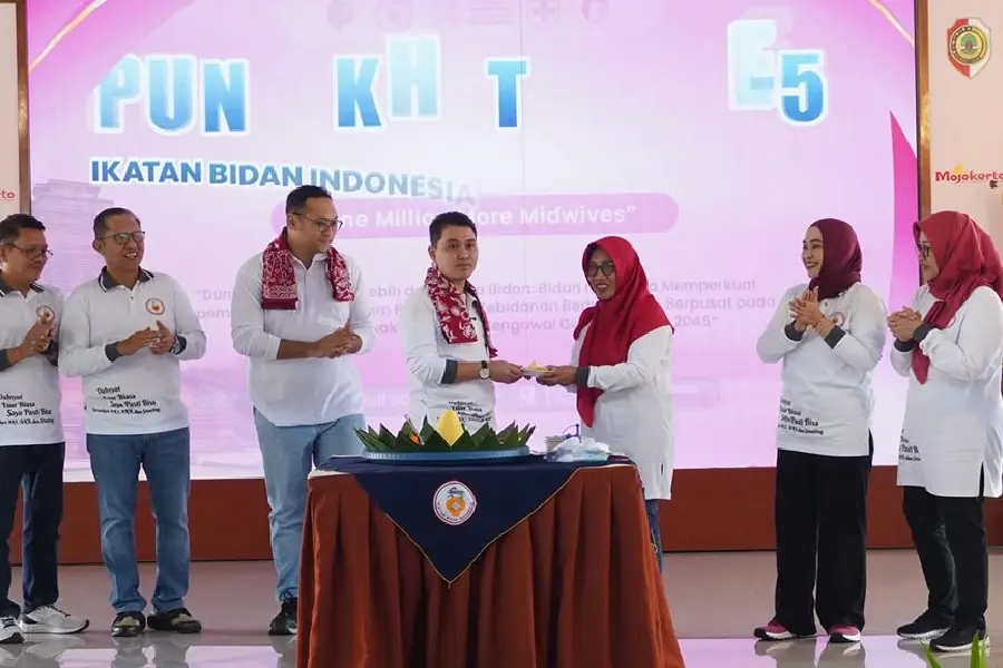 Bupati Mojokerto Muhammad Albarraa menegaskan keselamatan ibu hamil dan bayi menjadi prioritas dalam peringatan HUT IBI ke-75 Tahun 2026.