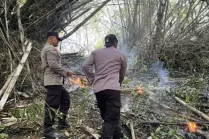 Polres Trenggalek bersama warga dan lintas sektor berhasil memadamkan kebakaran hutan seluas sekitar 3 hektare di Gunung Orak Arik, Pogalan.