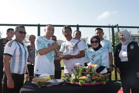 Eri Cahyadi Resmikan Sport Center Lapangan Potro Agung, Fasilitas Legendaris Surabaya Kini Berwajah Modern Wali Kota Eri Cahyadi saat meresmikan Lapangan Potro Agung di Kelurahan Rangkah, Kecamatan Tambaksari