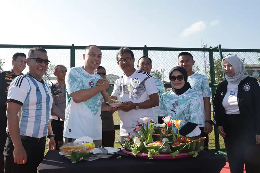 Wali Kota Eri Cahyadi saat meresmikan Lapangan Potro Agung di Kelurahan Rangkah, Kecamatan Tambaksari