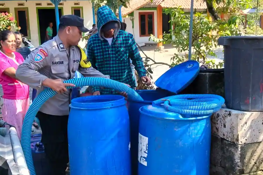 Polres Bojonegoro menyalurkan 16.000 liter air bersih kepada warga Desa Nglampin, Ngambon, yang terdampak kemarau dan krisis air.