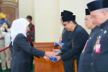 Khofifah Lantik Enam Pejabat Pemprov Jatim, Tekankan Transformasi Digital dan Integritas Pelayanan Publik Gubernur Khofifah melantik enam pejabat Pemprov Jatim dan menekankan transformasi digital, integritas, serta kolaborasi untuk meningkatkan pelayanan publik.