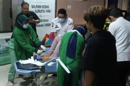 Aksi Heroik Satlantas Polres Gresik Kawal Wanita Hendak Melahirkan, Ibu dan Bayi Selamat di RSUD Ibnu Sina Satlantas Polres Gresik mengawal darurat wanita yang hendak melahirkan ke RSUD Ibnu Sina. Berkat respons cepat polisi, ibu dan bayi selamat.