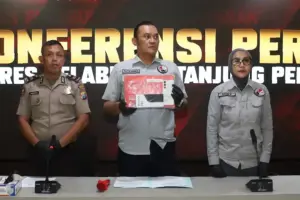 Polres Pelabuhan Tanjungperak Bongkar Jaringan Sabu, Kurir Gunakan Aplikasi Zangi untuk Hindari Pelacakan Polres Pelabuhan Tanjungperak menangkap kurir sabu yang memakai aplikasi Zangi untuk berkomunikasi dengan bandar. Polisi menyita 12 paket sabu.