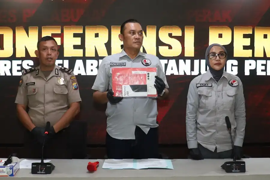 Polres Pelabuhan Tanjungperak menangkap kurir sabu yang memakai aplikasi Zangi untuk berkomunikasi dengan bandar. Polisi menyita 12 paket sabu.
