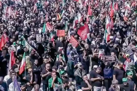 Pemakaman Akbar Ali Khamenei Jadi Sorotan Dunia, Cerminkan Arah Diplomasi Baru Iran Pascakonflik Timur Tengah Suasana pemakaman Ali Khamenei