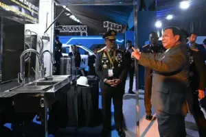 Presiden Prabowo meninjau Pameran Bhayangkara 2026 yang menampilkan inovasi dan produk dalam negeri untuk mendukung modernisasi Polri.