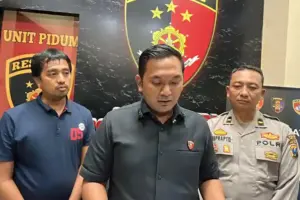 Polres Lumajang Tangkap Tiga Pelaku Pencurian Sapi, Otak Komplotan Masih Diburu dan Masuk Daftar DPO Polres Lumajang menangkap tiga pelaku pencurian sapi di Randuagung. Polisi masih memburu otak komplotan yang masuk daftar pencarian orang.